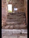 03633 ostia - regio i - insula iii - caseggiato del mitreo di menandro (i,iii,5) - via dei balconi - raum 4 - treppe.jpg